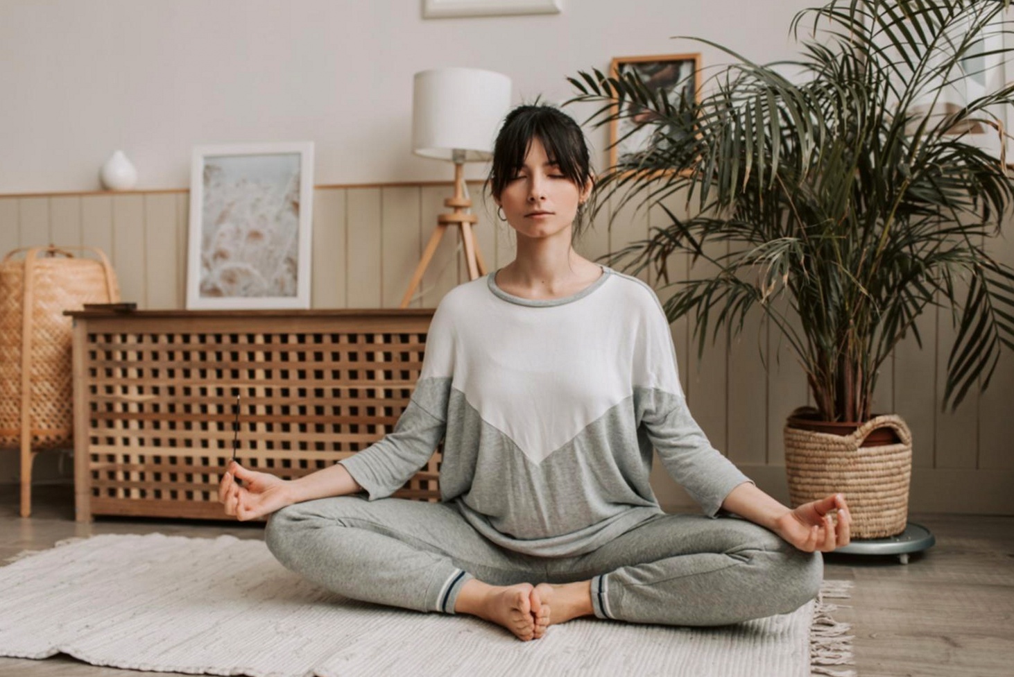 Certificats officiels de formation en yoga encadrés et affichés dans le studio