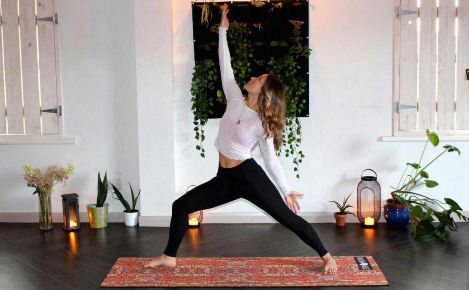 Séance de yoga en groupe avec focus sur les postures d'équilibre