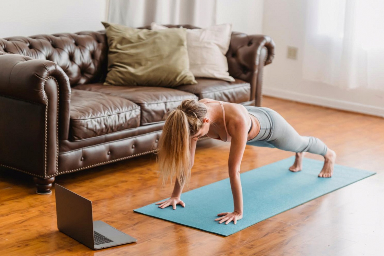 Séance de yoga en groupe dans un environnement lumineux et accueillant